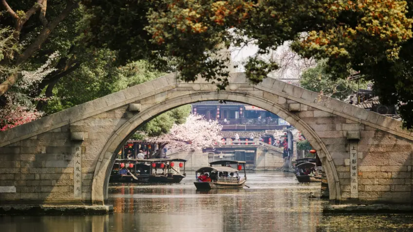 环秀桥畔粉墙黛瓦风景