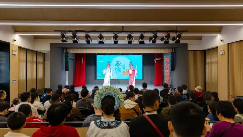 觀眾席前方戲服演員對唱