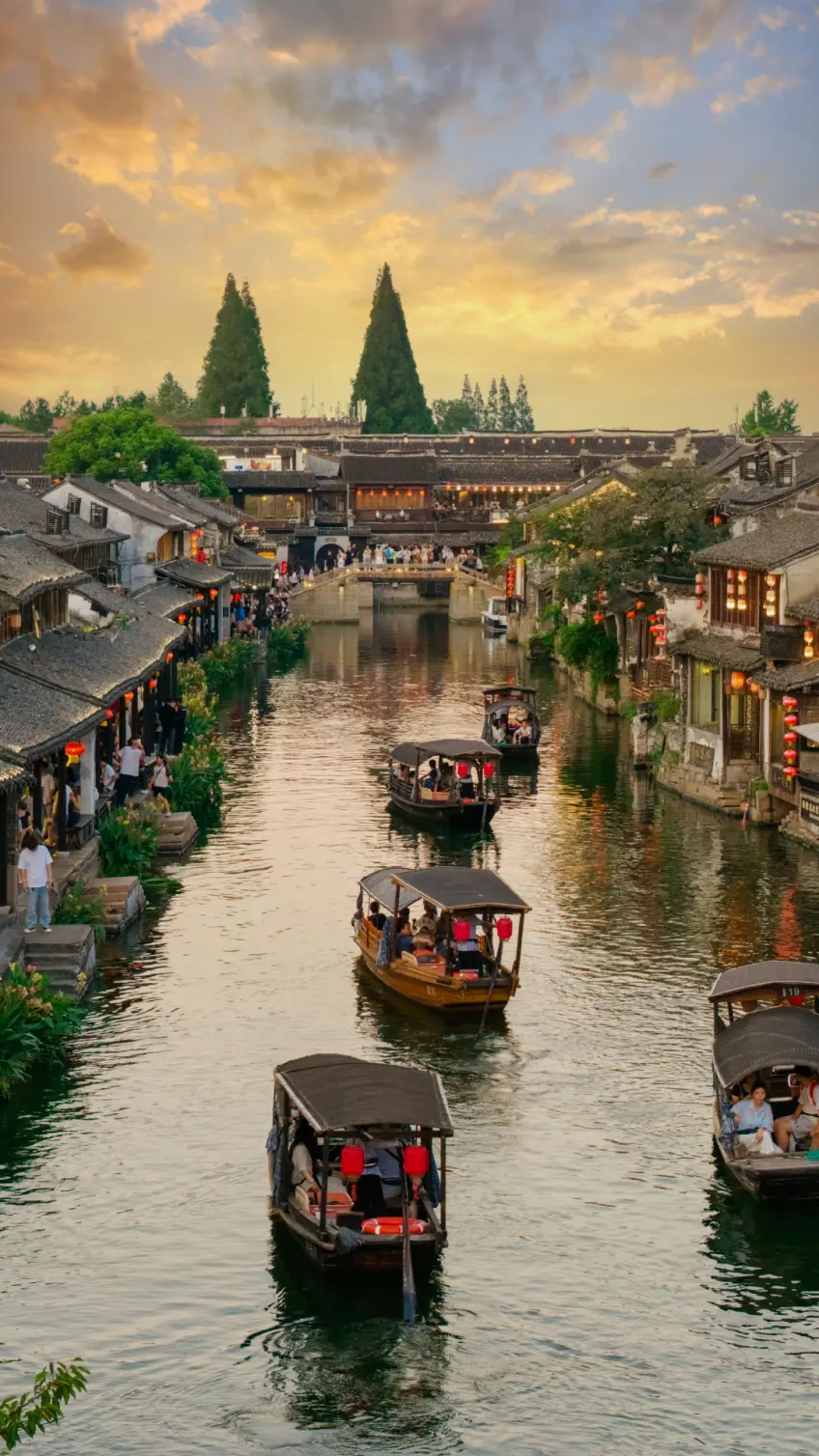 西塘黄昏运河石桥与多艘乌篷船