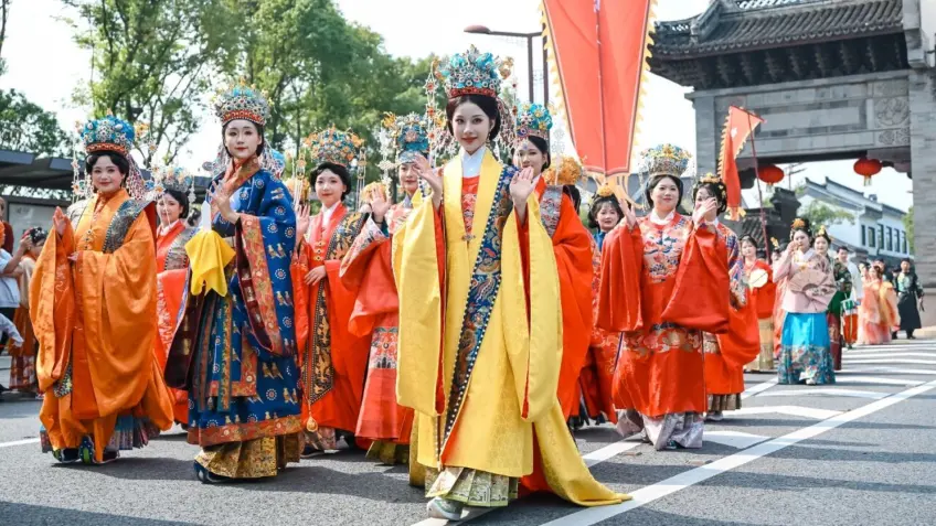 华冠盛装汉服方阵在街面巡游