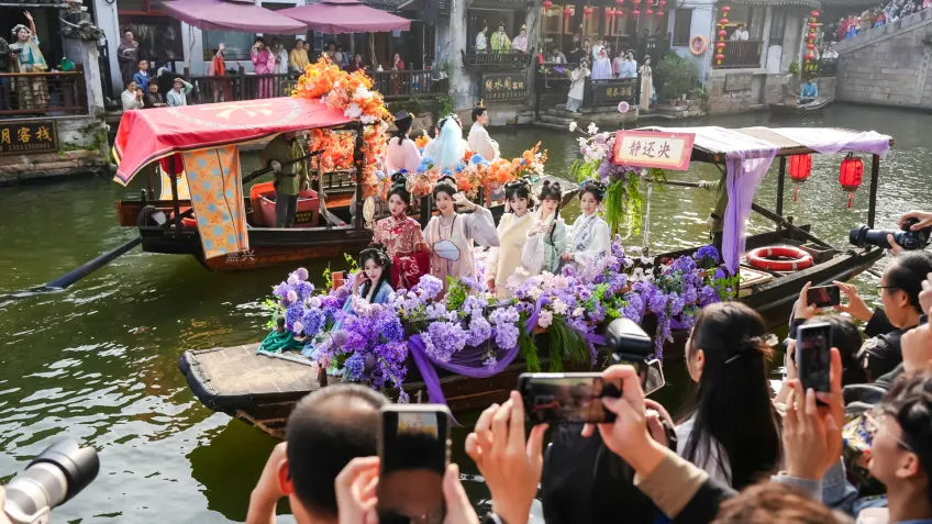 运河花船载汉服演员岸边围观拍摄