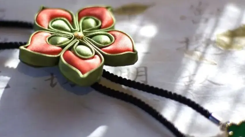 盘扣花形吊坠手作与书法背景