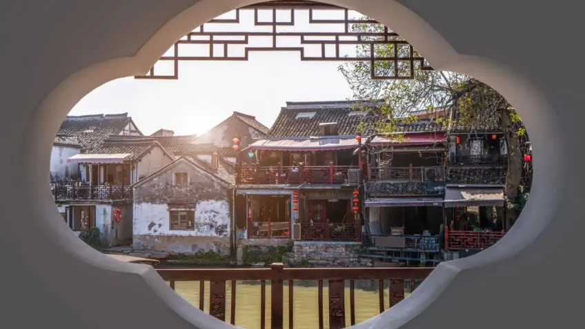 西塘花窗框景临河粉墙街巷