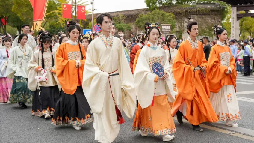 青年汉服队伍在街面列队巡游