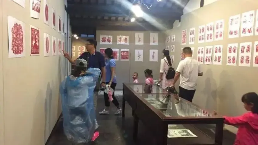 西塘剪纸展厅红纸作品参观场景