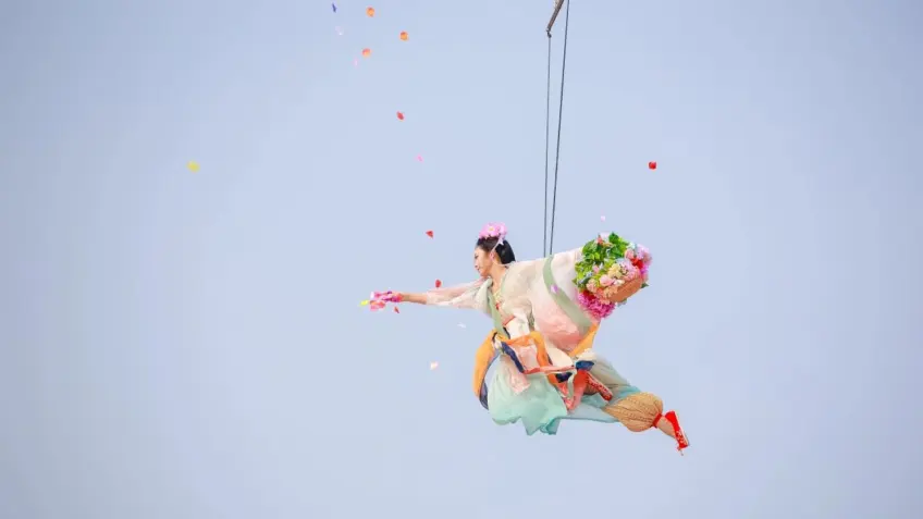 西塘汉服文化周空中汉服抛花表演画面