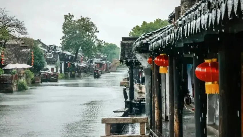 西塘千米烟雨长廊灰瓦檐