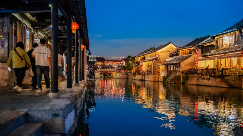 西塘夜景临河廊棚与对岸灯光