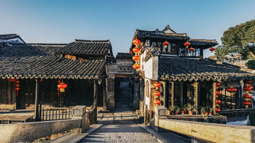 西塘西帽街石桥与红灯笼街景