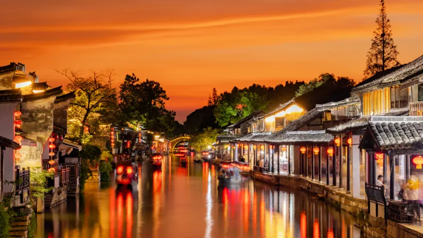 西塘廊棚下的夜色河景画面