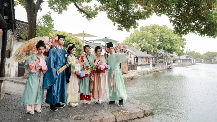 西塘河畔多位汉服游客撑伞自拍