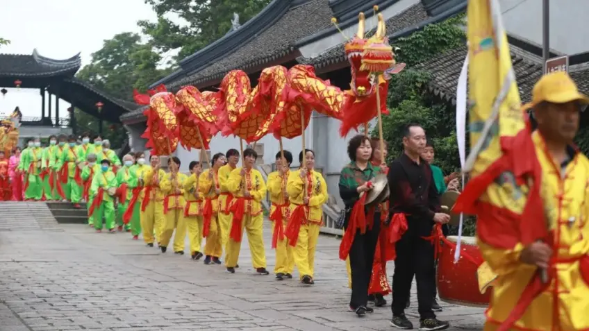 西塘信俗会红龙舞龙巡游街景