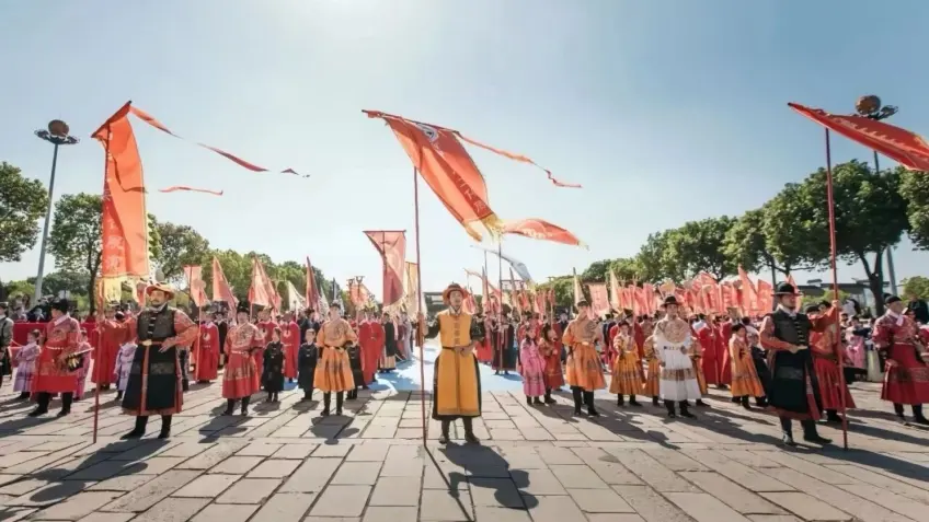 广场红金旗帜汉服方阵巡游