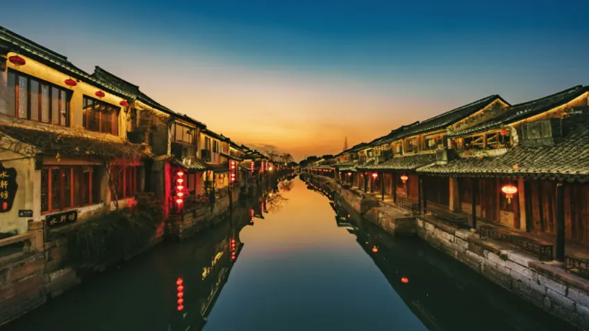 西塘黄昏运河两岸灯火倒影