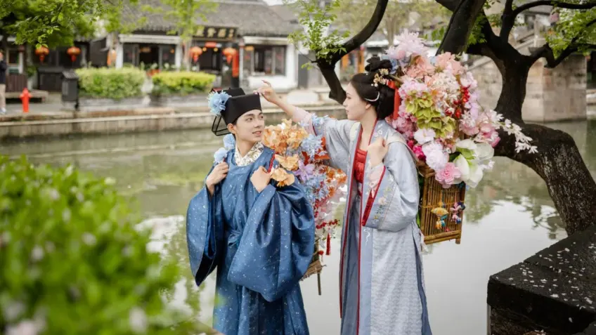 运河边汉服游客背负花篮互动