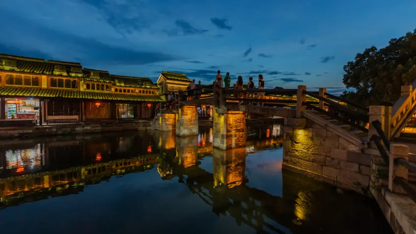 西塘萬安橋夜景河面遊人橫圖