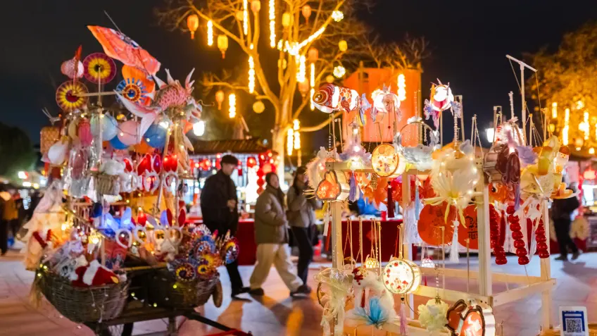西塘夜市各式花灯摊位与游人