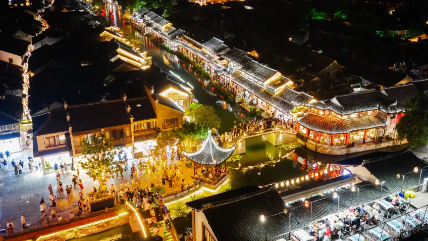 西塘古镇夜景灯火映照运河与石桥