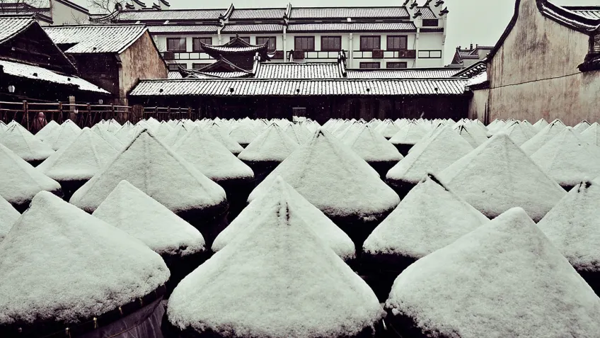 酱园陶瓮斗笠覆盖雪景日晒场