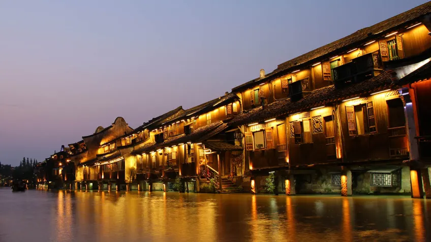 西栅夜景临河楼房暖黄灯影