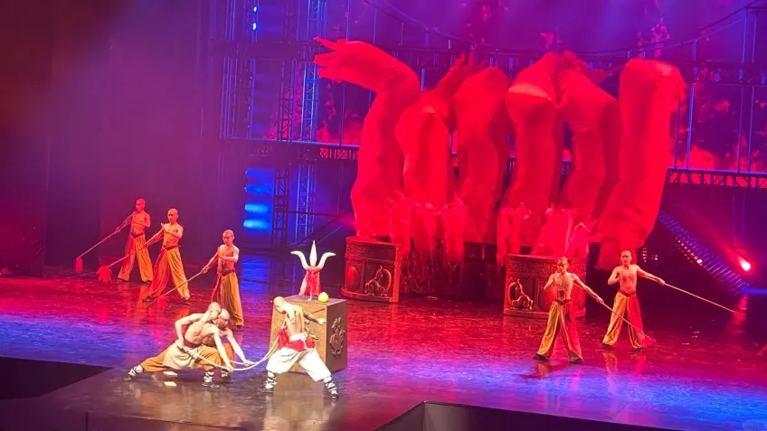 戏剧节舞台红光下武打造型演员表演