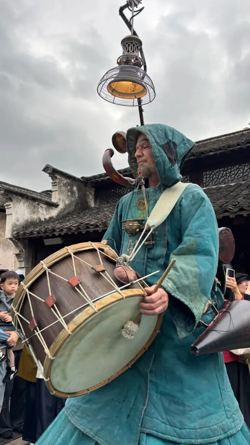 西栅街头背鼓吹号的奇装街头艺人