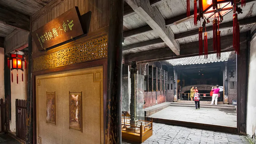 乌镇江南木雕馆门前匾额与古建院落