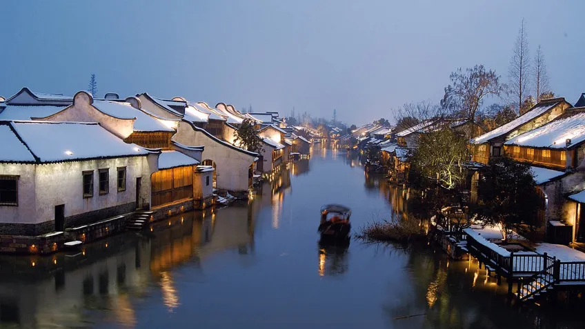 乌镇雪夜河道乌篷船