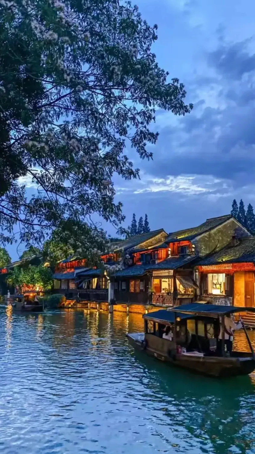 乌镇夜色运河乌篷船与两岸灯火