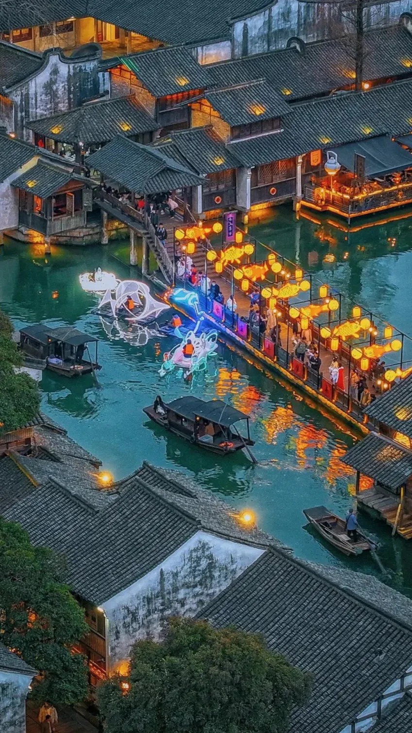 乌镇西栅夜游：灯桥下莲花造型游船缓行