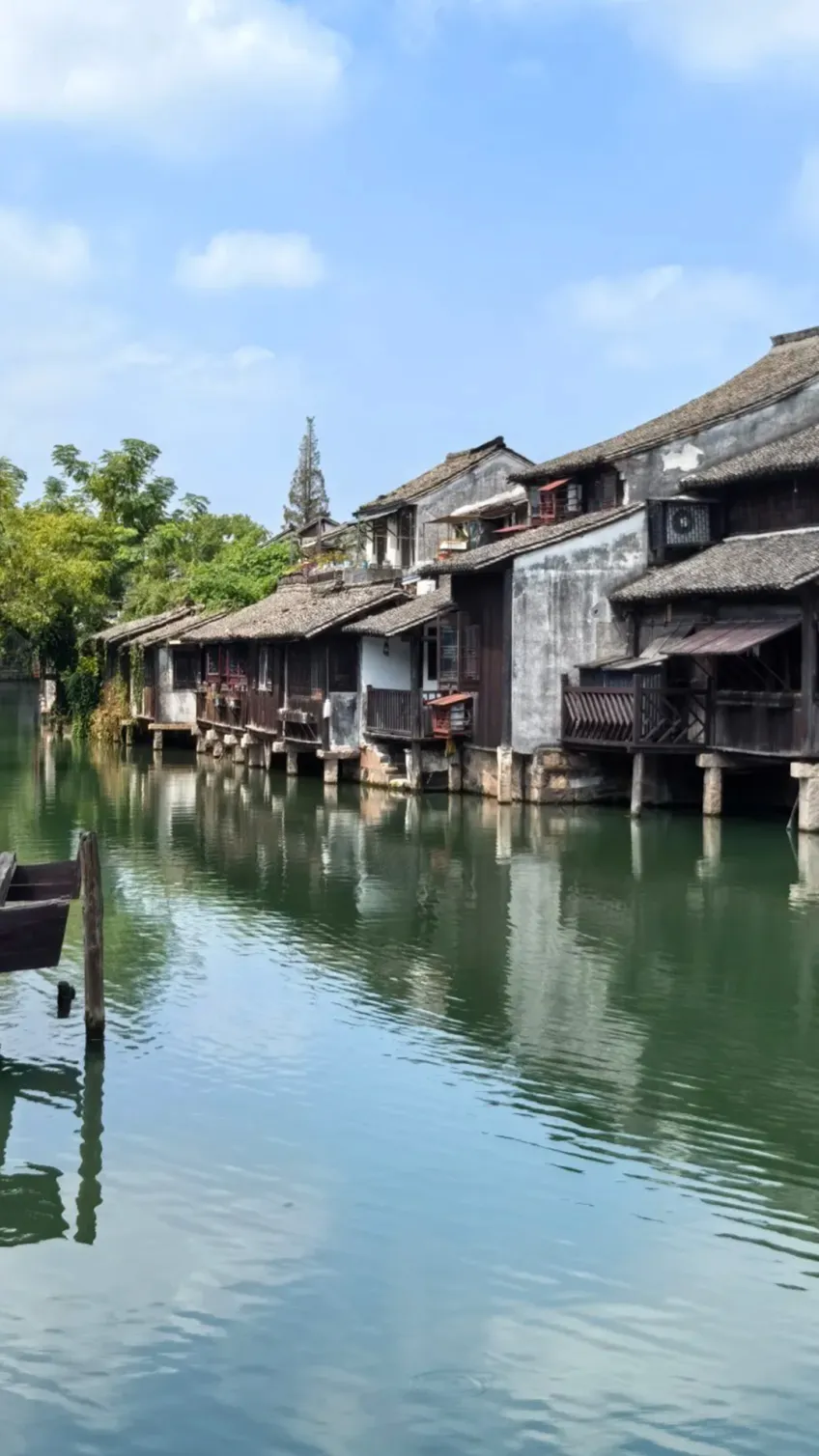 乌镇东栅水阁白墙黛瓦枕河而立的街景