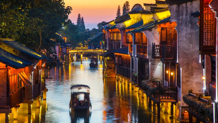 乌镇夜间河埠灯影