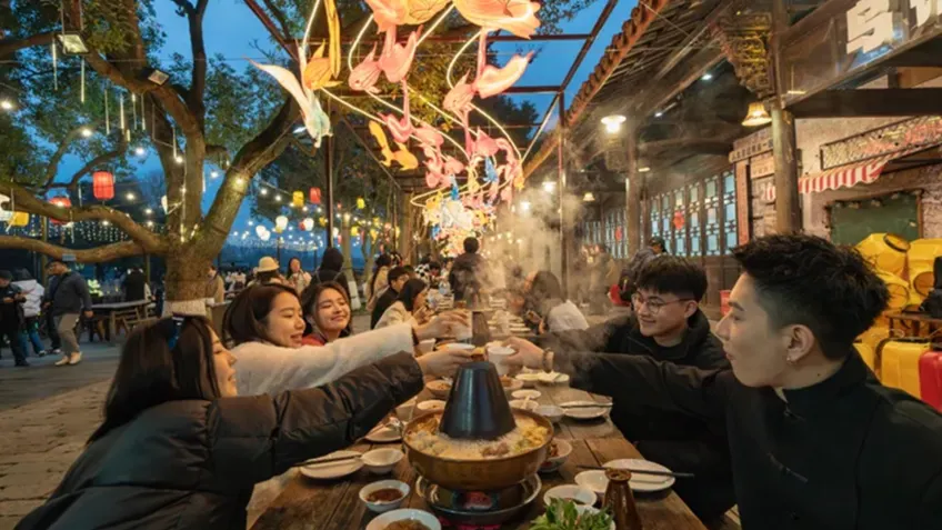 长街宴铜锅热气与邻里举杯