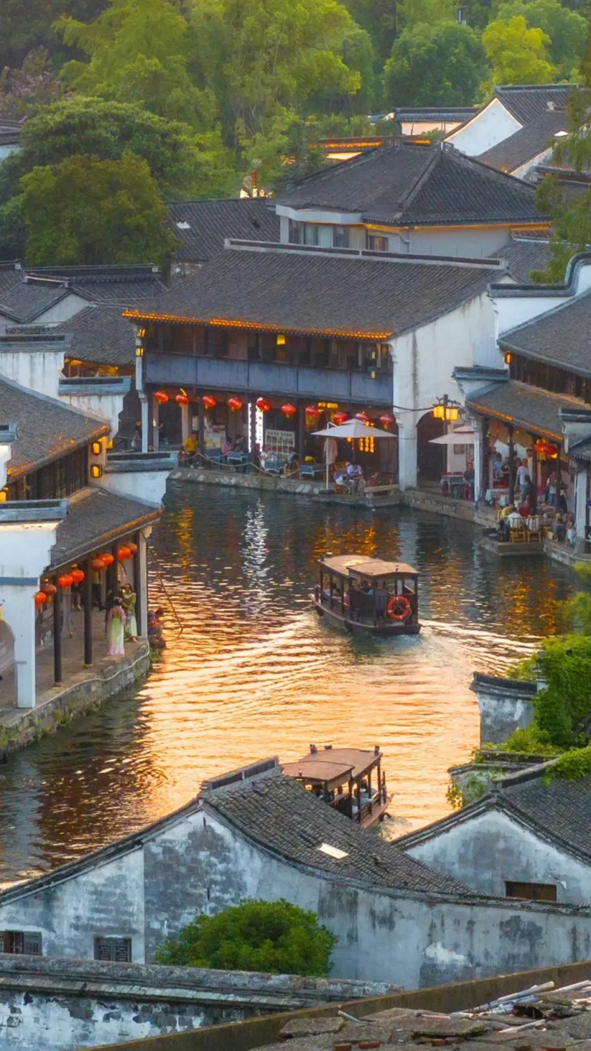 暮色水巷灯火映河游船穿行竖图