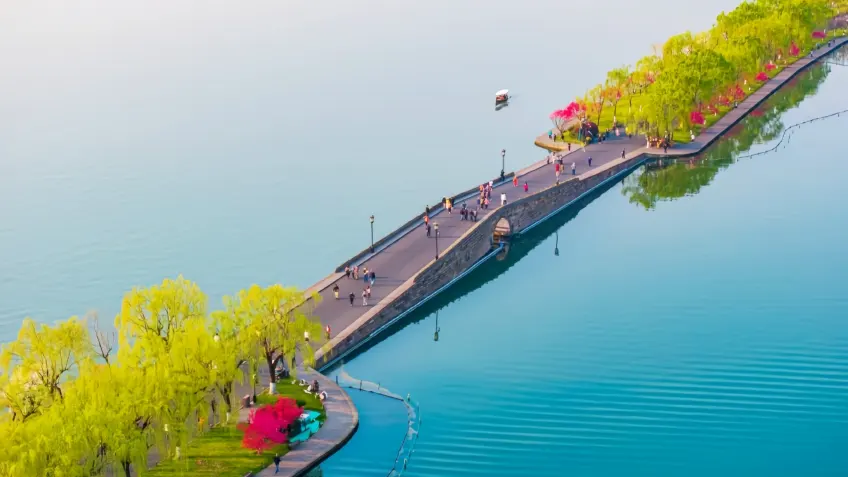 杭州西湖白堤柳荫与湖面远山实景