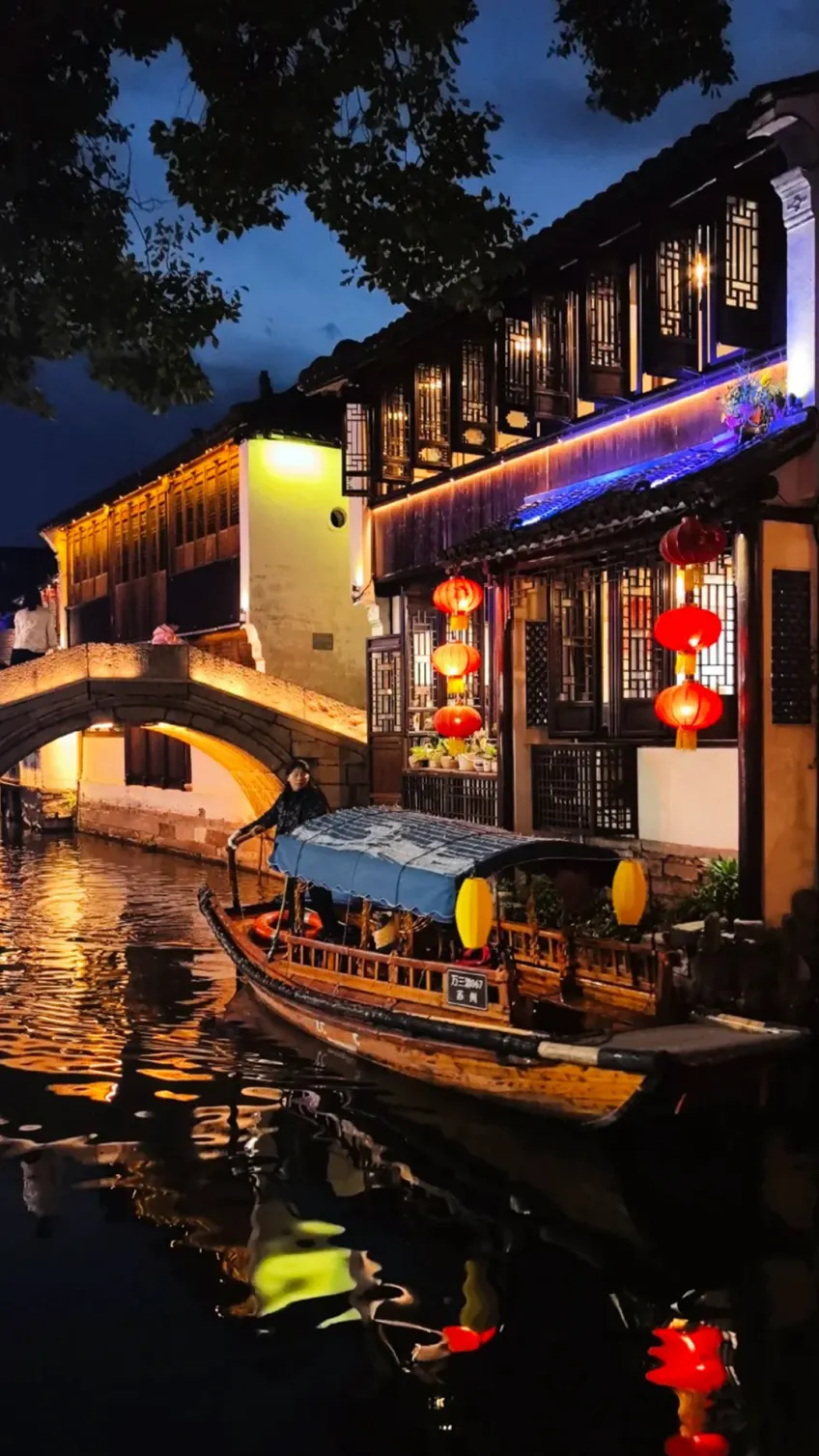 夜航蓝篷船与石桥暖灯水面倒影