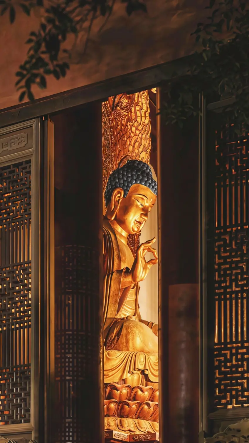 大雄宝殿金身佛像侧影木门框景