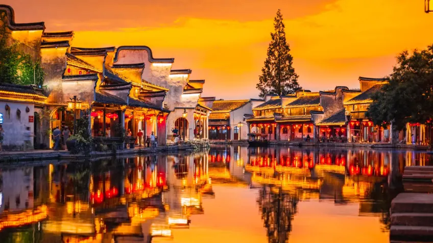 黄昏红灯笼映河面游船远景横图