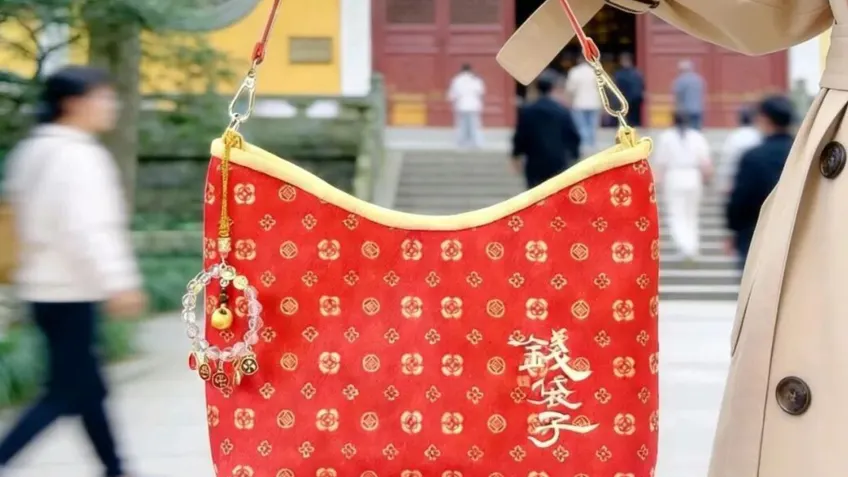 红色钱袋子托特包以灵隐寺门为景