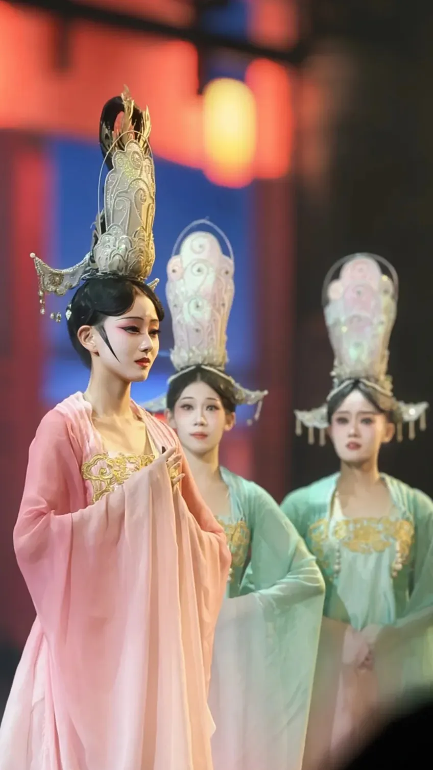 只此周庄演出粉衣金冠舞者近景