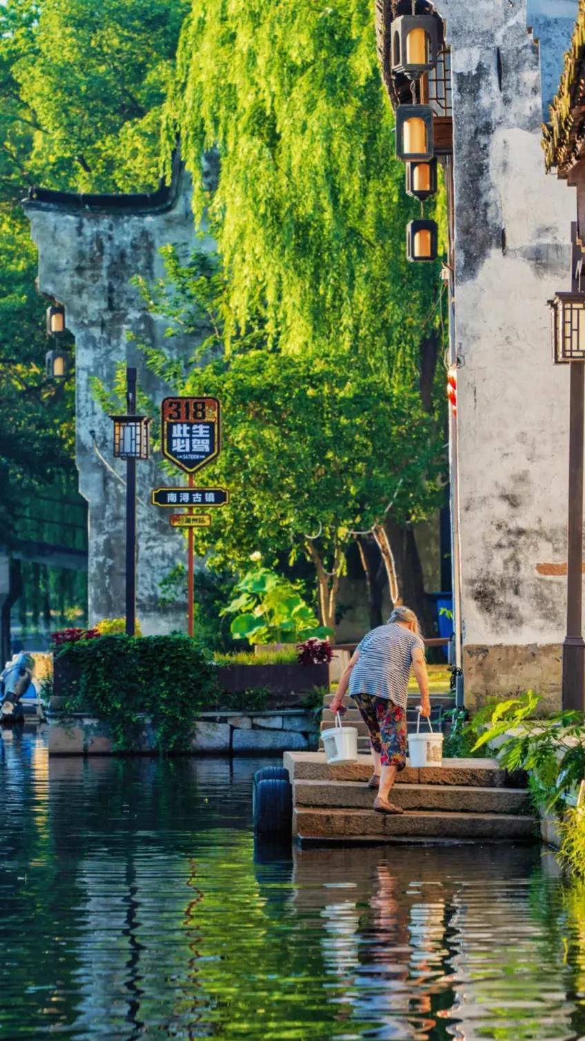 晨光中南浔石阶与马头墙水乡街景
