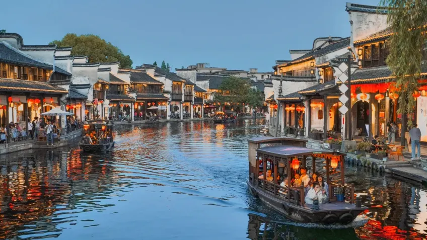 南浔百间楼沿岸红灯游船黄昏横图