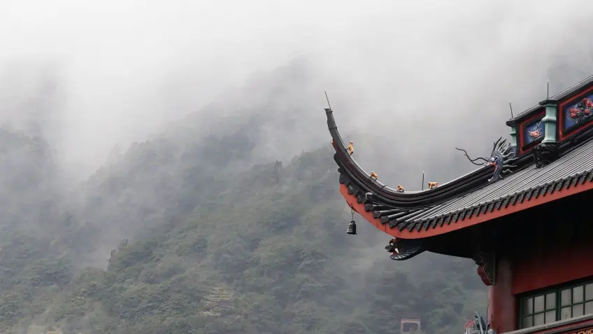 灵隐寺屋檐角兽与云雾北高峰