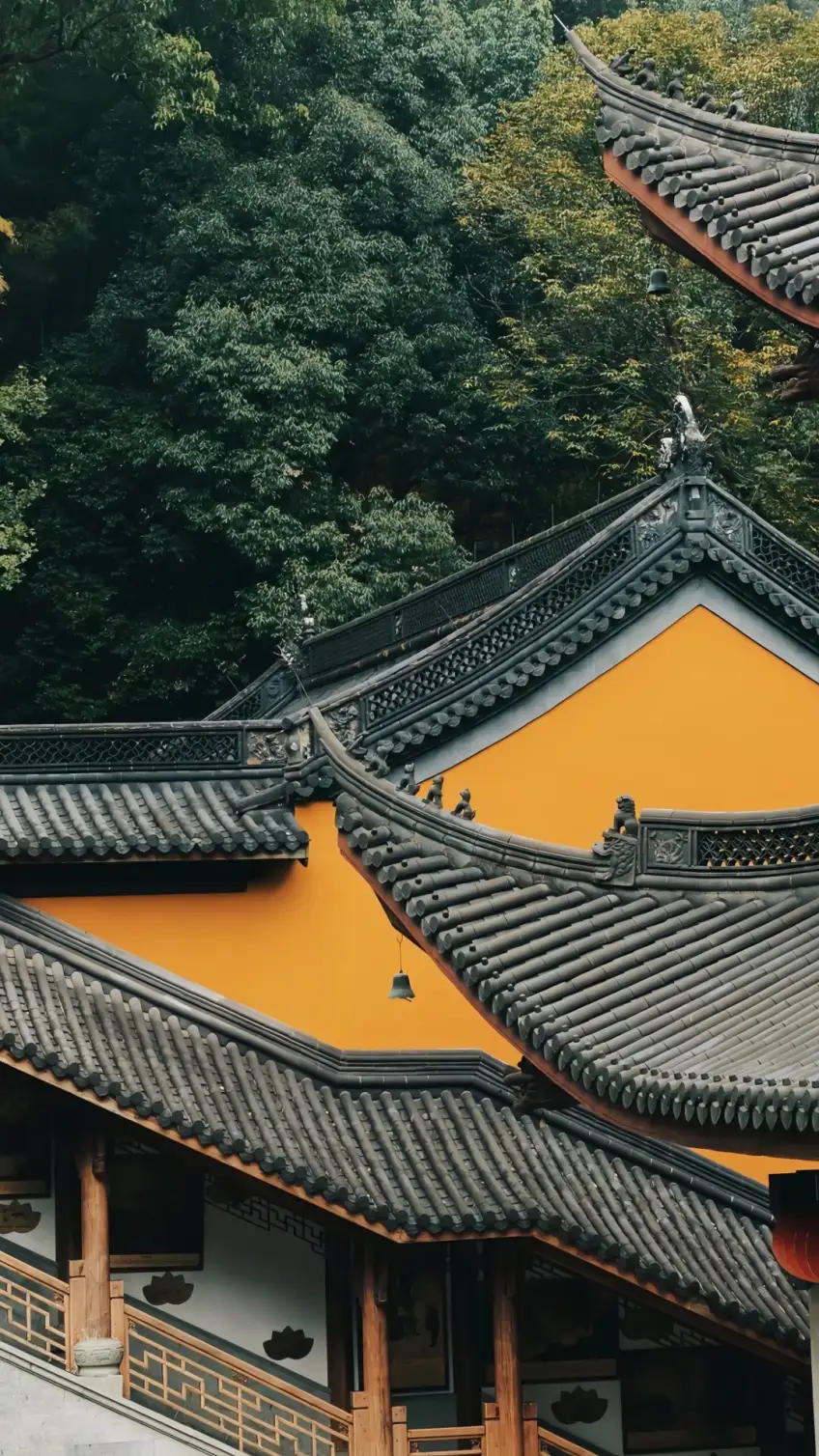 灵隐周边寺院黄墙灰瓦层叠屋顶