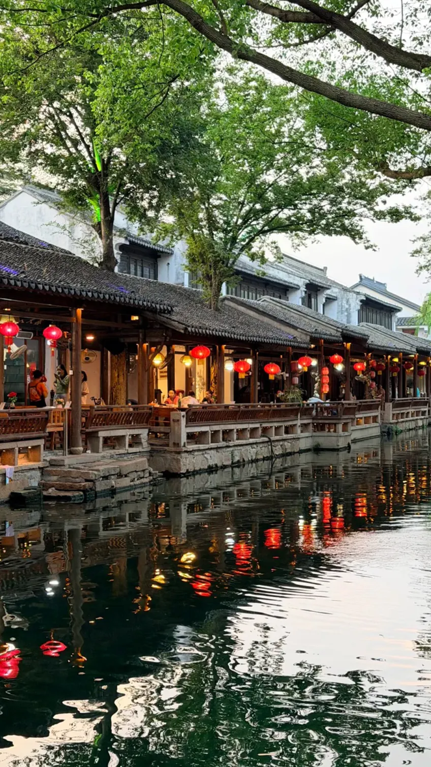 竖向示意：周庄河道屋檐与成排红灯笼
