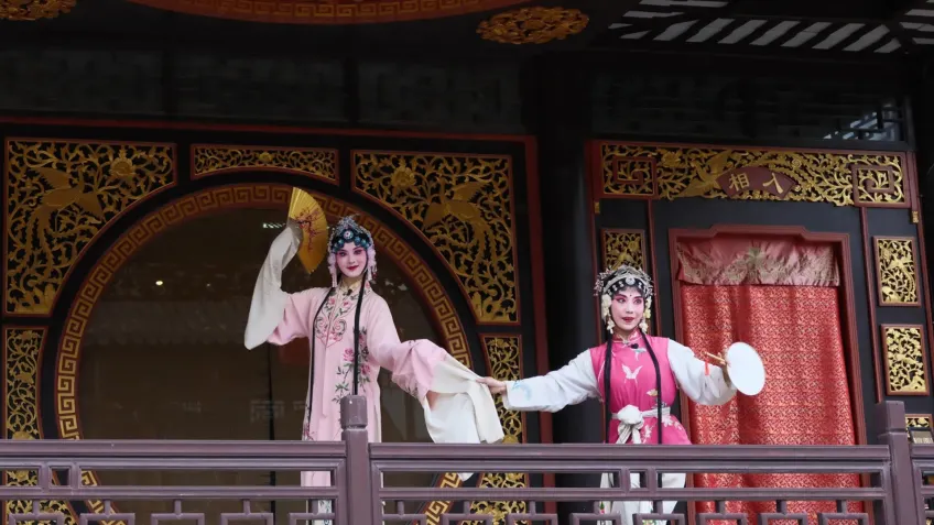 周庄古戏台昆曲演员水袖对戏画面