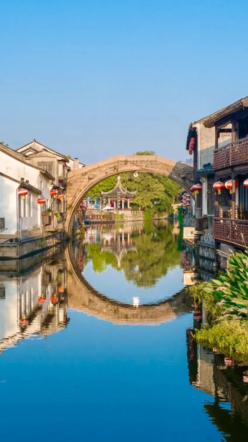石拱桥与水面倒影合成圆竖图示意
