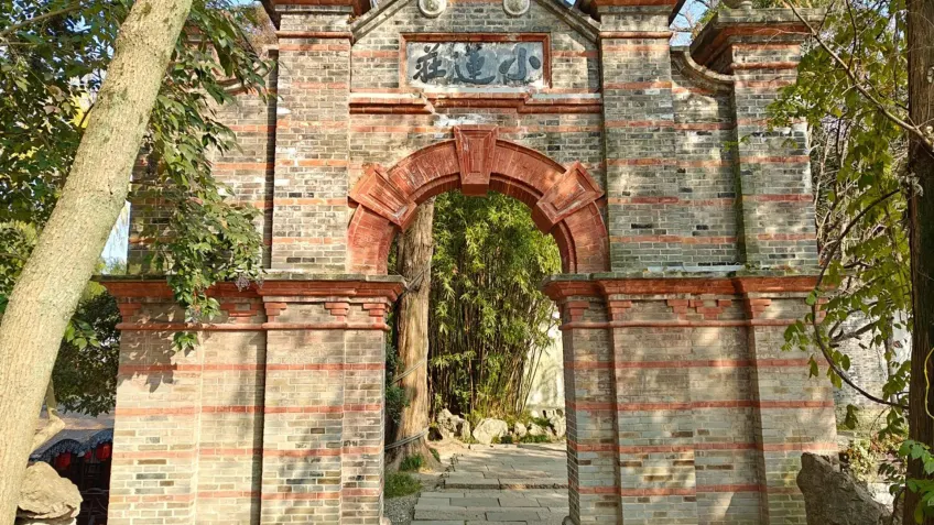 南浔小莲庄红砖门楼绿树环绕入口