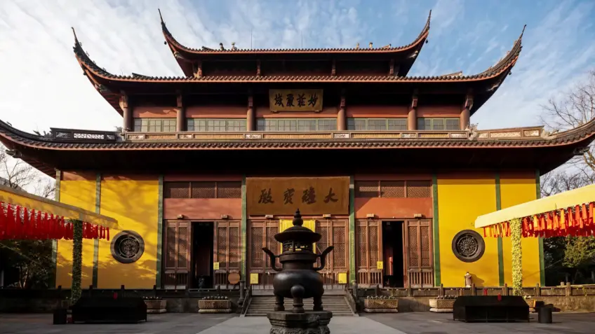 灵隐寺大雄宝殿黄墙庭院香炉蓝天