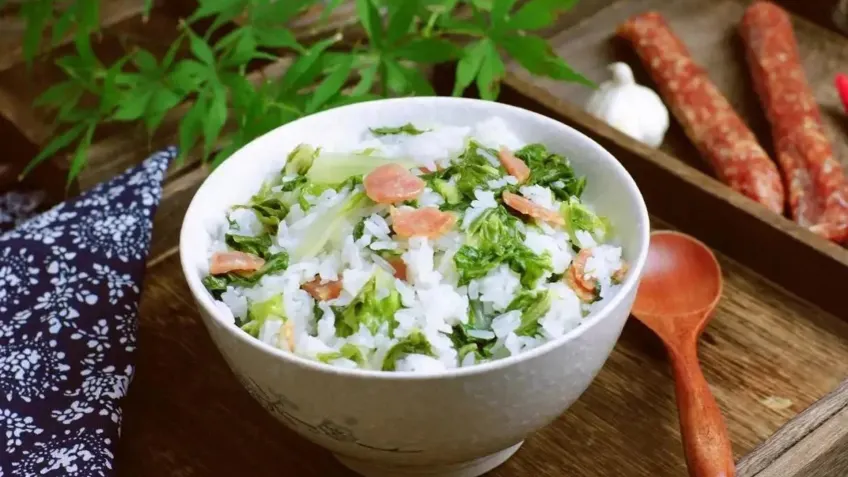 白碗米饭配绣花锦青菜与腊肠片